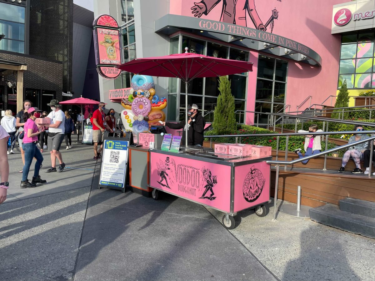 universal-orlando-citywalk-voodoo-doughnut-spring-chick-bunny-9-3543270