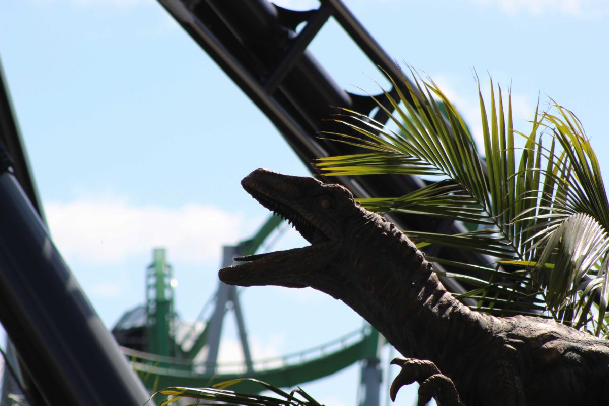 velocicoaster-velociraptor-statues-18