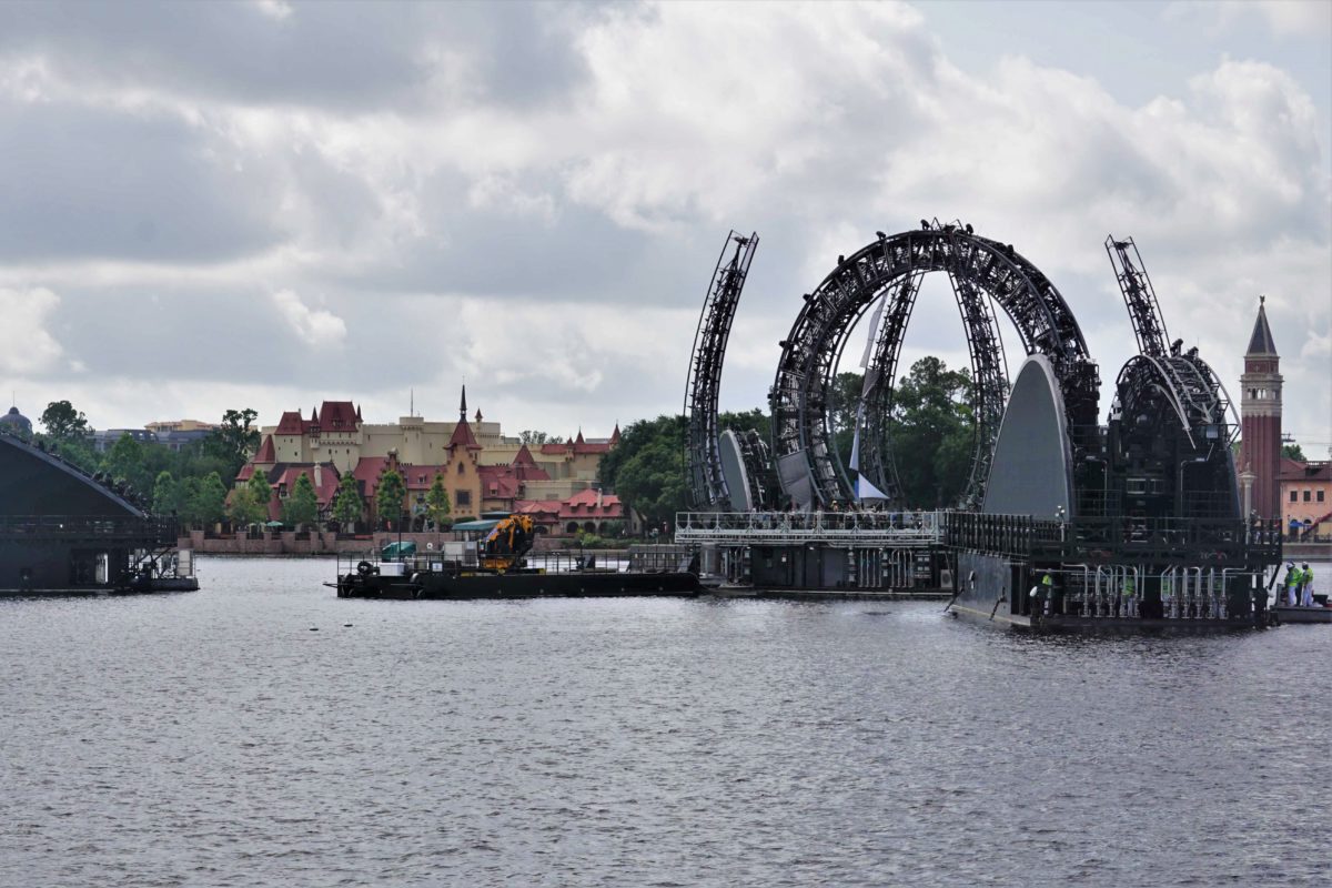 crane-on-world-showcase-lagoon-1064898