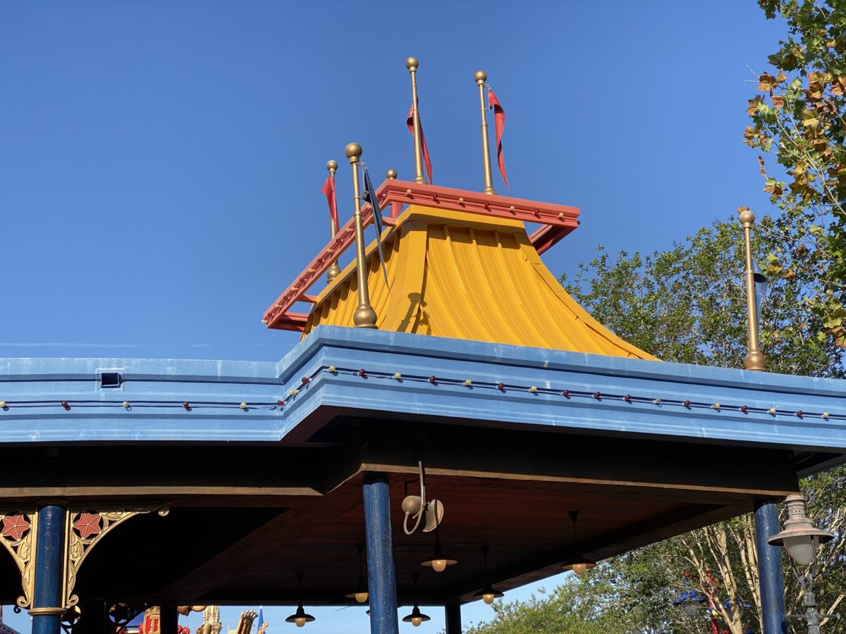 dumbo-left-wing-yellow-roof-2-sides-painted-magic-kingdom-04232021-2607919