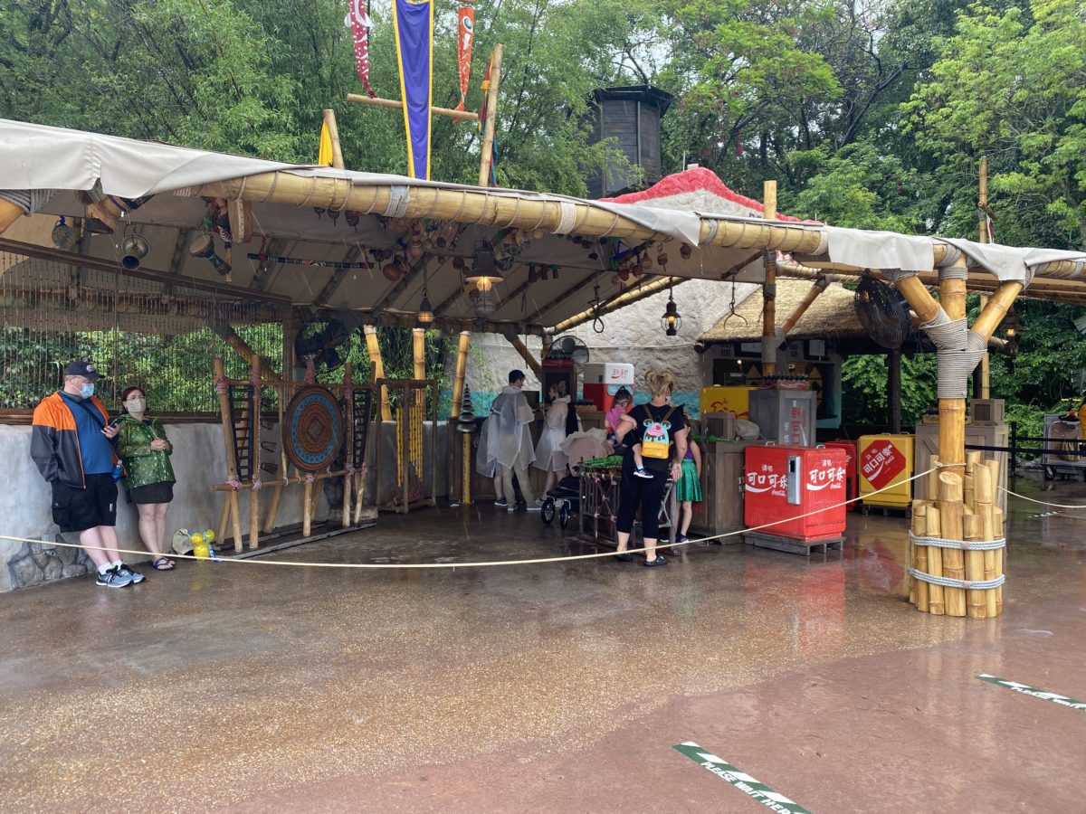 refreshment-port-drum-area-guests-ignoring-ropes-epcot-04202021-6245487