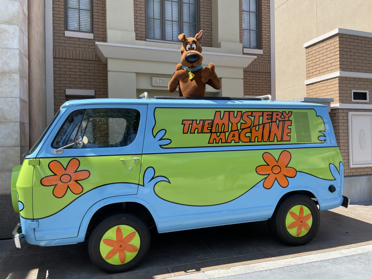 scooby-doo-in-mystery-machine-universal-studios-hollywood