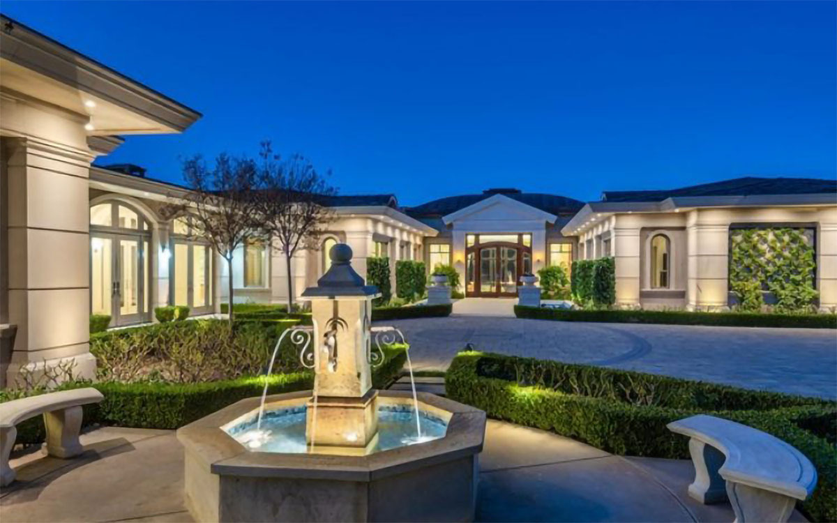 chapek-house-courtyard-5110227