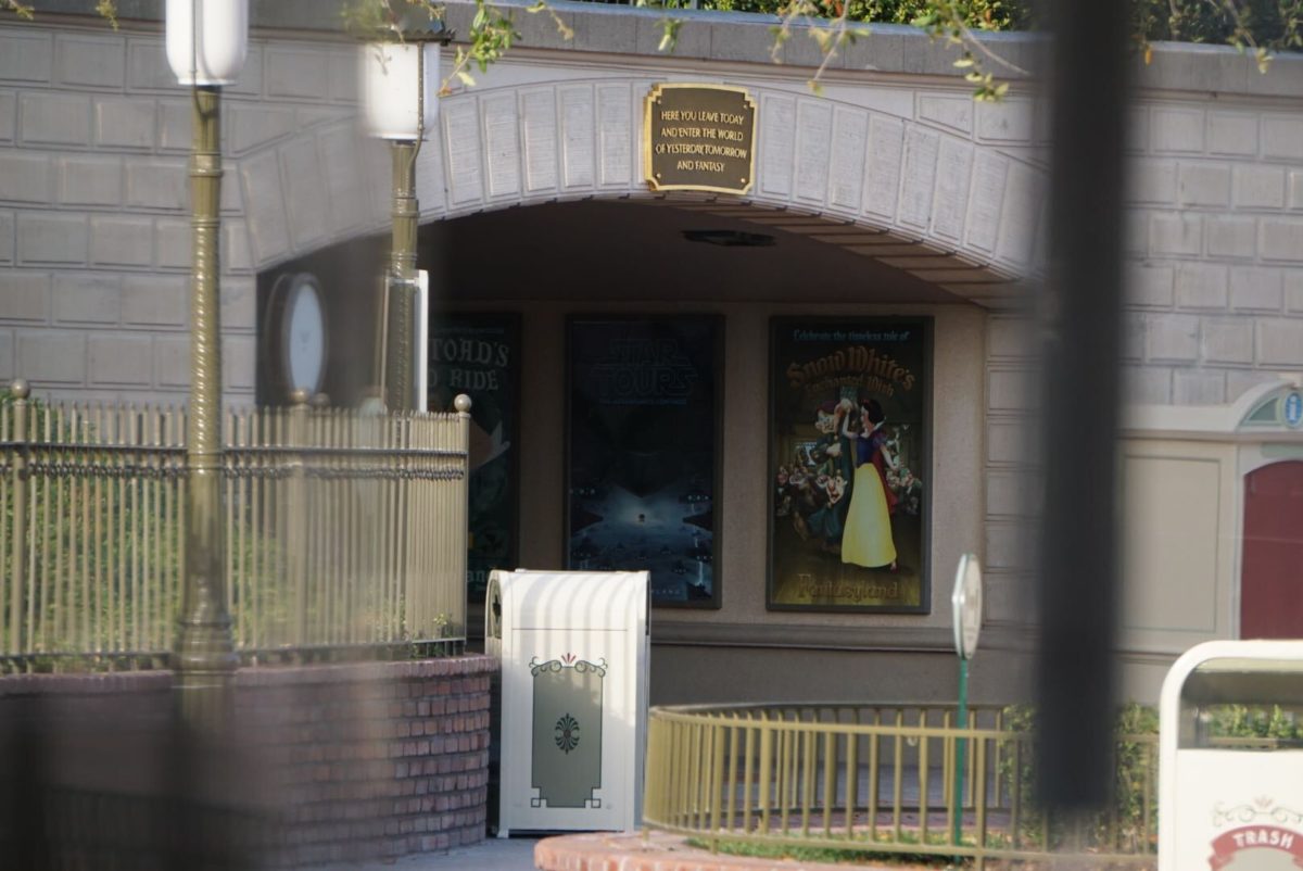 snow-white-poster-disneyland-resort-park-3