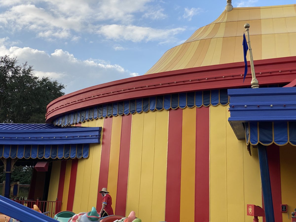 bunting-returns-left-side-main-building-dumbo-magic-kingdom-05212021