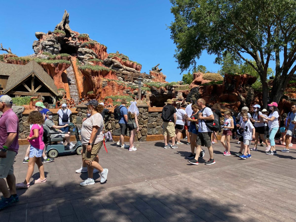 splash-mountain-queue-9