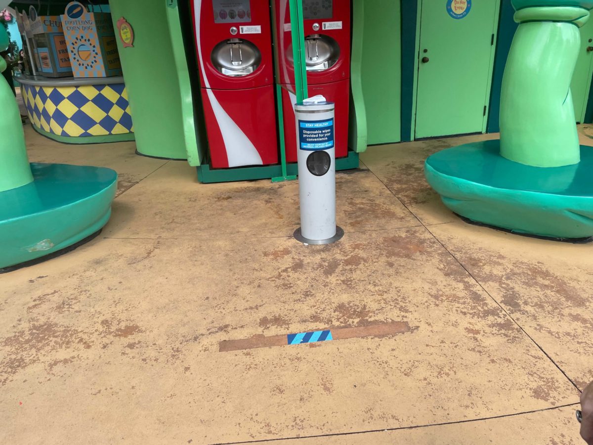 universal-orlando-resort-temperature-check-markers-removed-4