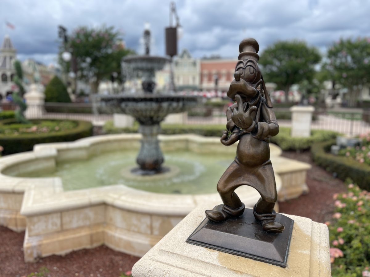 goofy-bronze-statue-hub-fountain-featured-image-hero-magic-kingdom-06302021