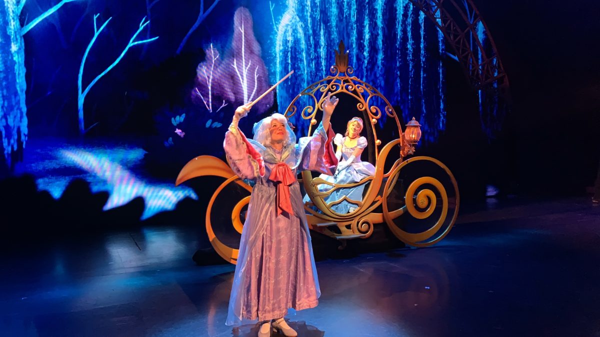 paris-walt-disney-studios-park-animagique-theater-magical-selfie-moments-cinderella-and-fairy-godmother-14-9420337