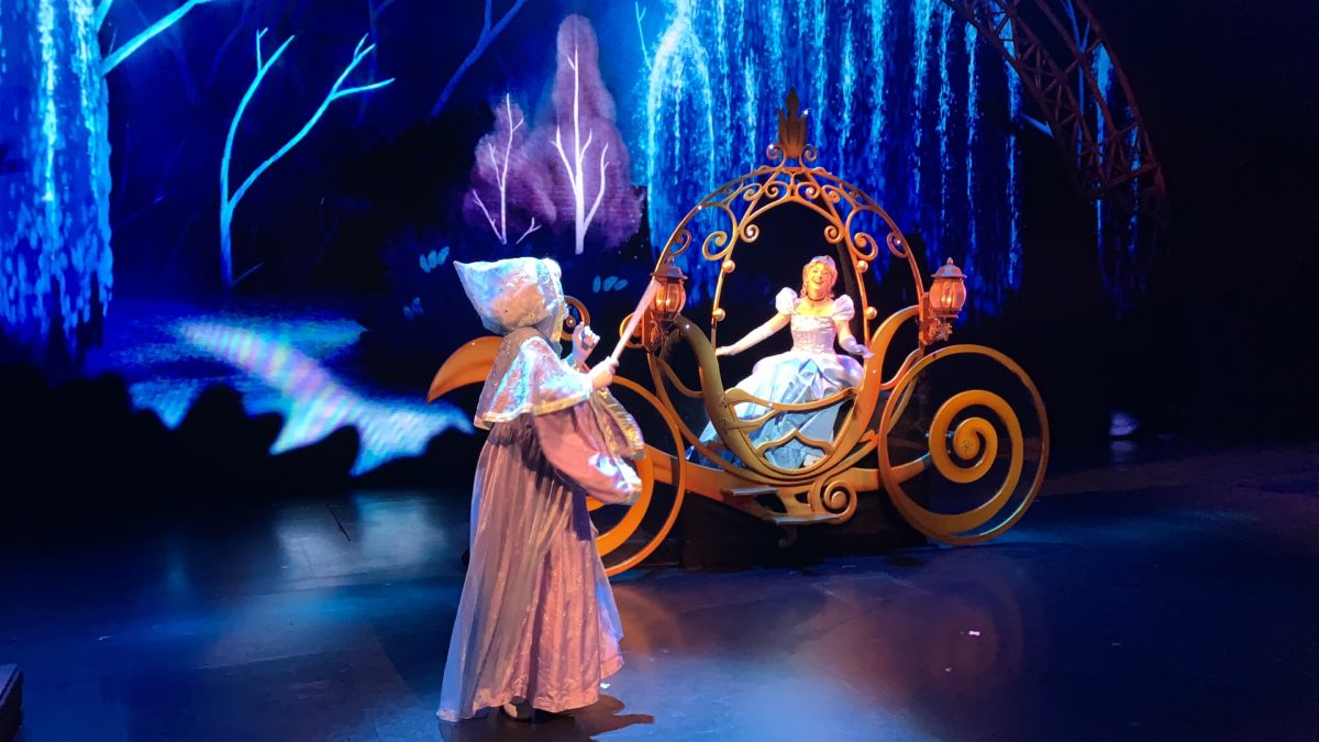 paris-walt-disney-studios-park-animagique-theater-magical-selfie-moments-cinderella-and-fairy-godmother-7-1082471