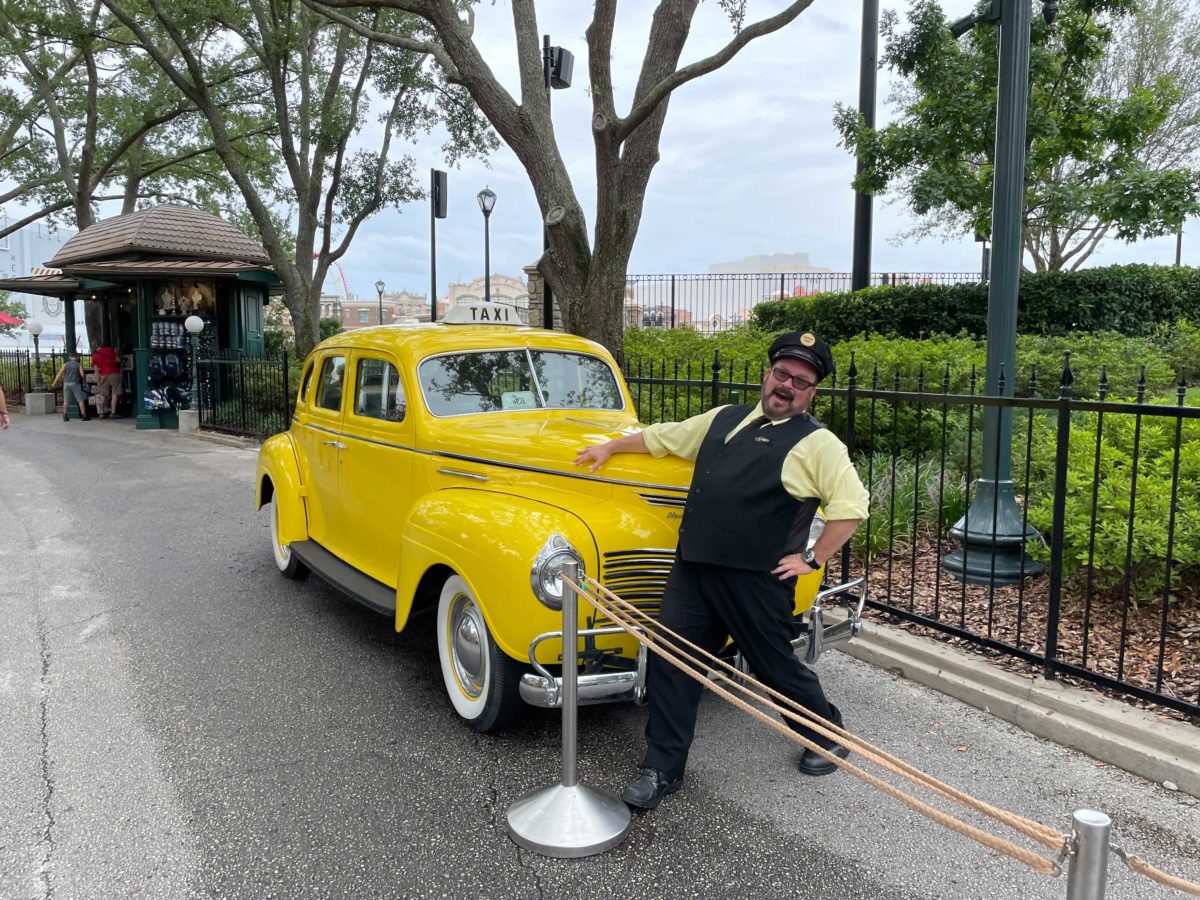 Cabbie character photo op at Universal Studios Orlando