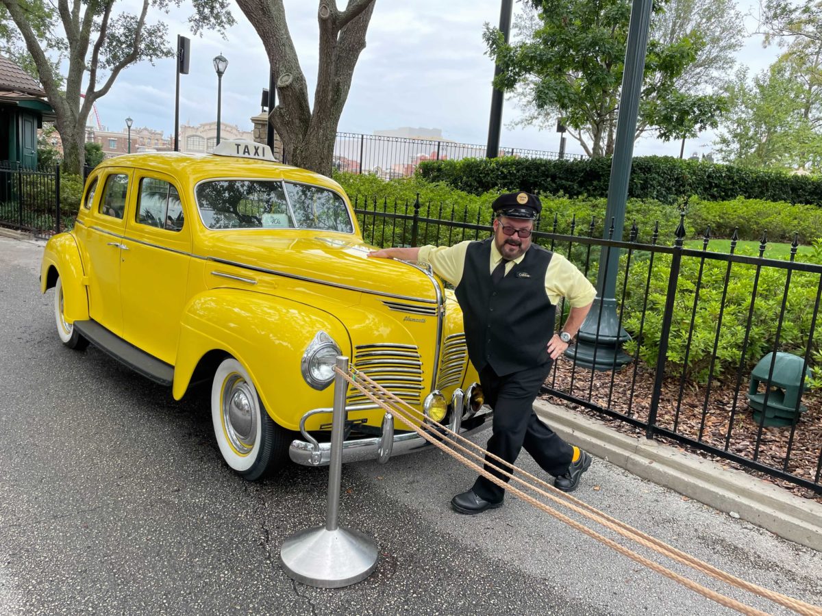 Cabbie character photo op at Universal Studios Orlando