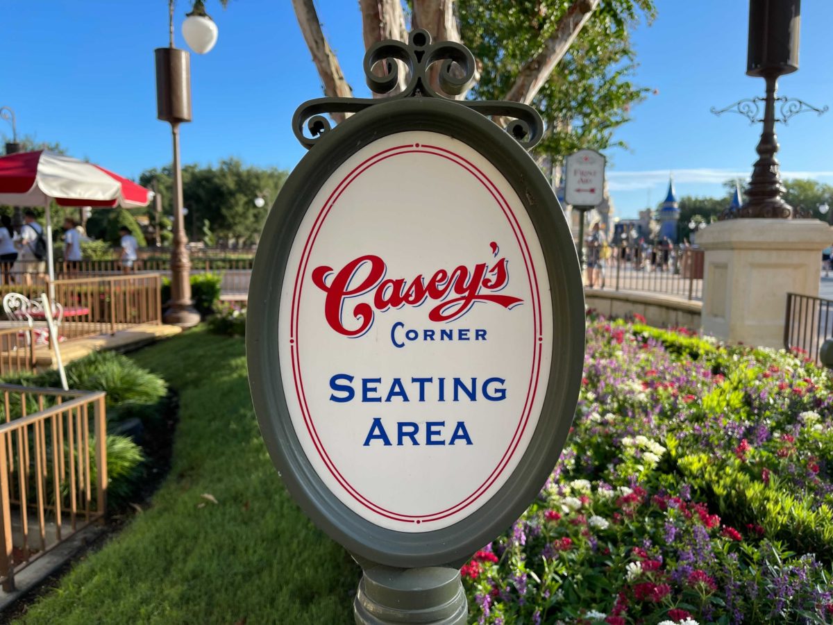 caseys-corner-outdoor-seating-8031793