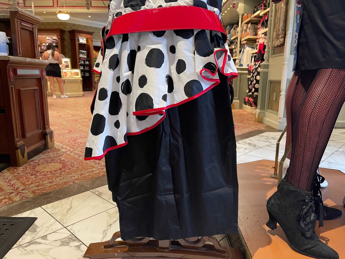 PHOTOS: New Cruella De Vil Dress Makes a Statement in Magic Kingdom ...