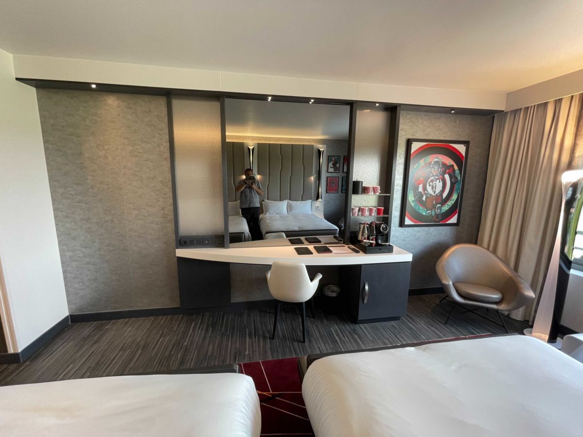hotel-new-york-art-of-marvel-room-tour51