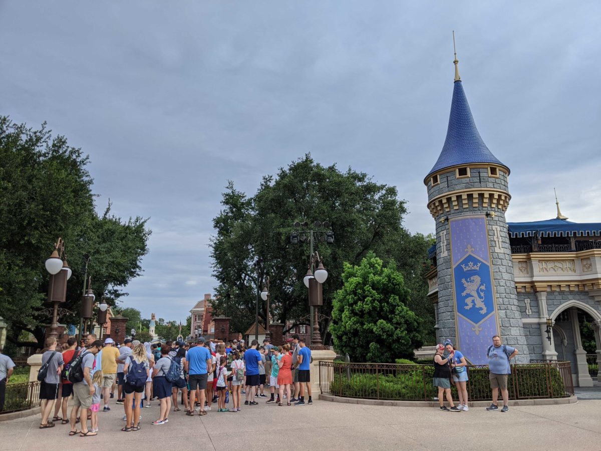 magic-kingdom-rope-drop-0752011