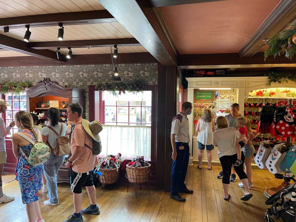 ye-olde-christmas-shoppe-2255444