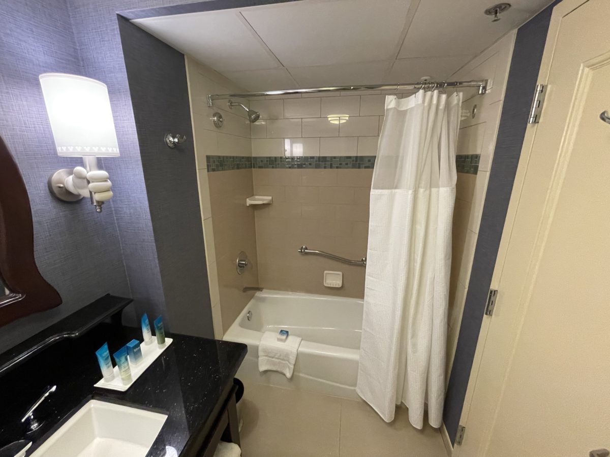 disneyland-hotel-premium-pool-view-room-25-2052693