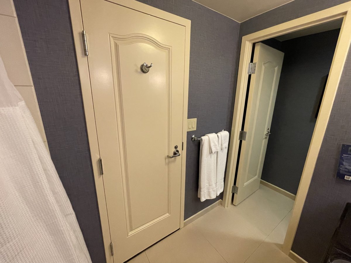 disneyland-hotel-premium-pool-view-room-28-9760032