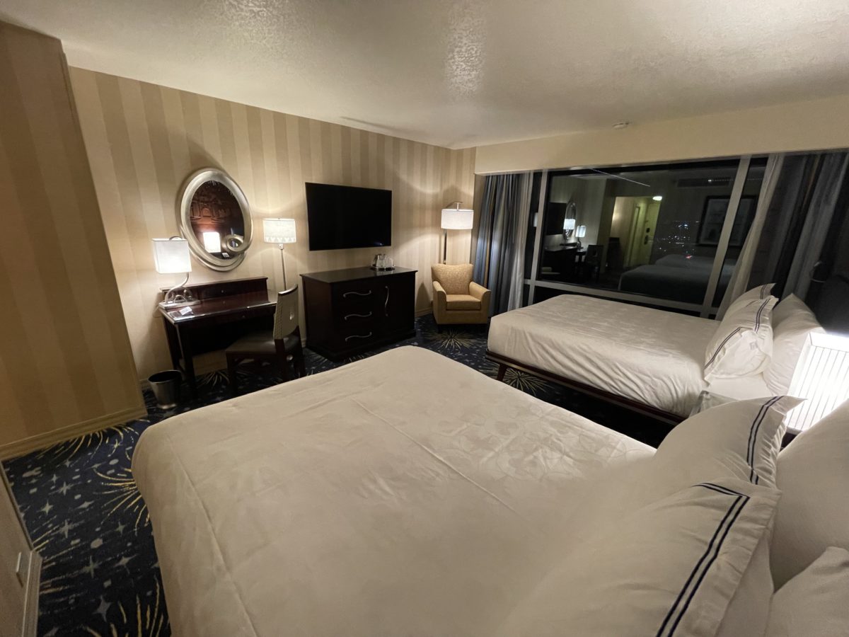 disneyland-hotel-premium-pool-view-room-37-6314121