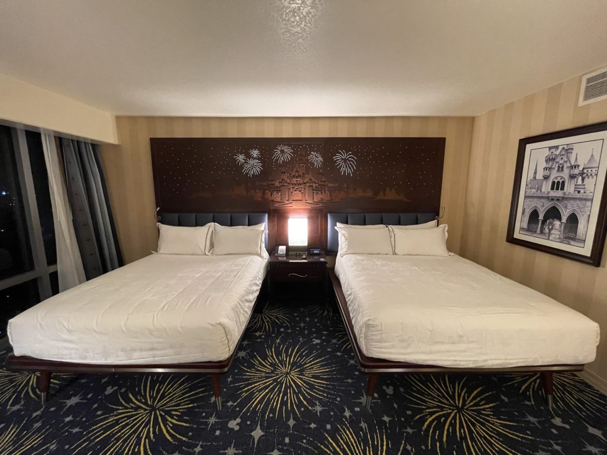 disneyland-hotel-premium-pool-view-room-38-5637555