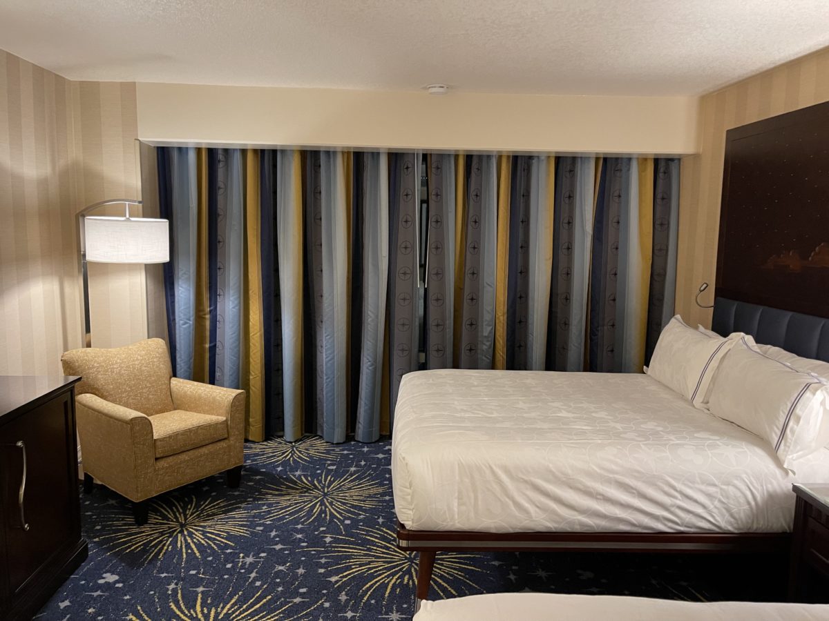 disneyland-hotel-premium-pool-view-room-41-4795561
