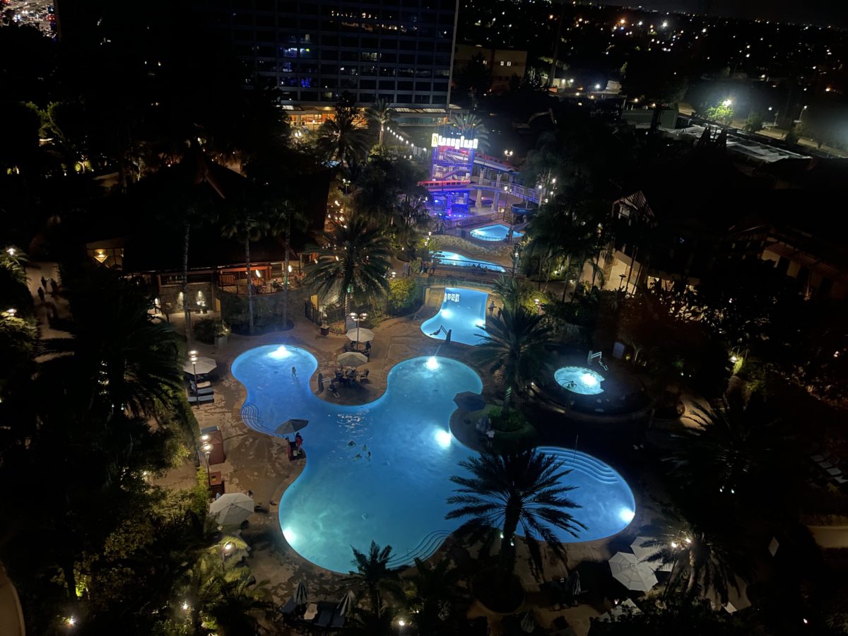disneyland-hotel-premium-pool-view-room-6-9344352