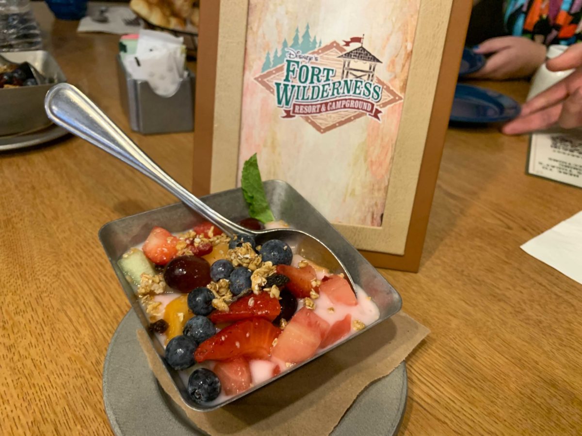 disneys-fort-wilderness-resort-and-campground-pioneer-hall-trails-end-restaurant-breakfast-berry-granola-yogurt-parfait-2-7323198