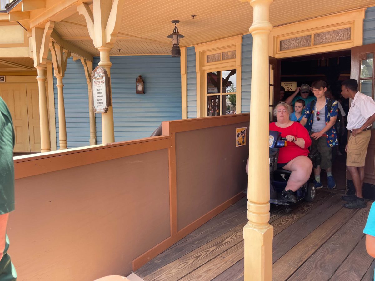 frontierland-construction-walls-1