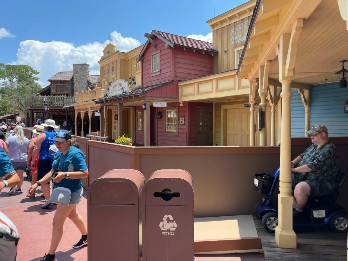 frontierland-construction-walls-3