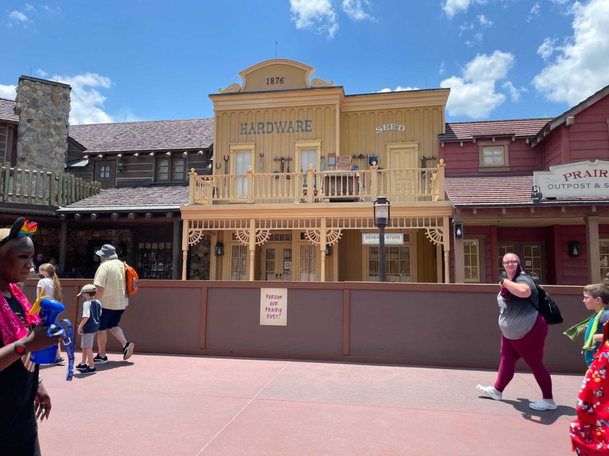 frontierland-construction-walls-4