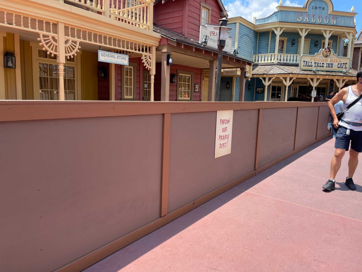 frontierland-construction-walls-6