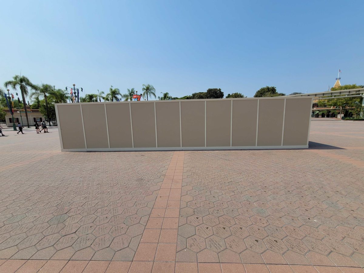 Disneyland Esplanade walls August 2021