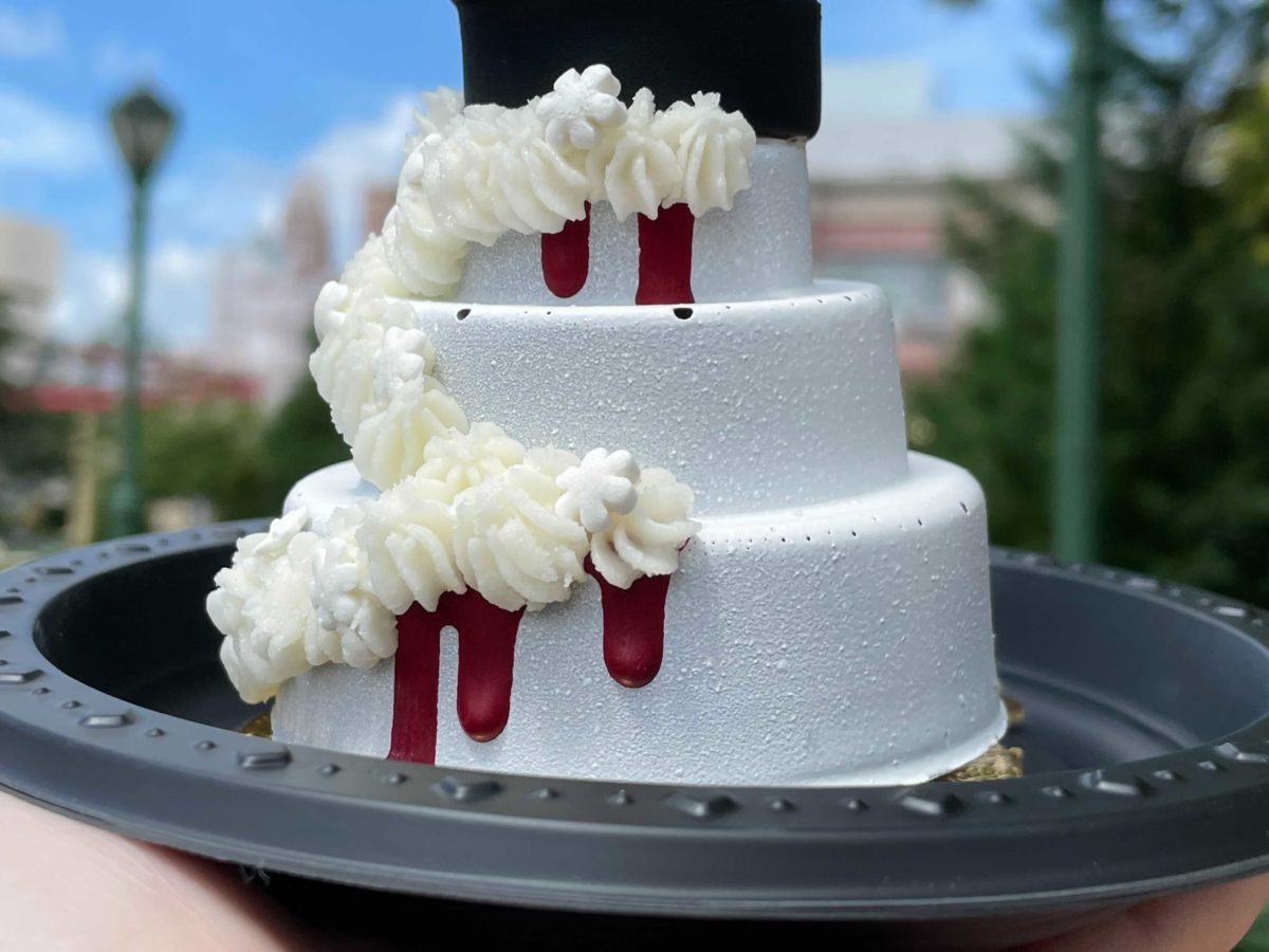 bride-wedding-cake-closeup-9646291