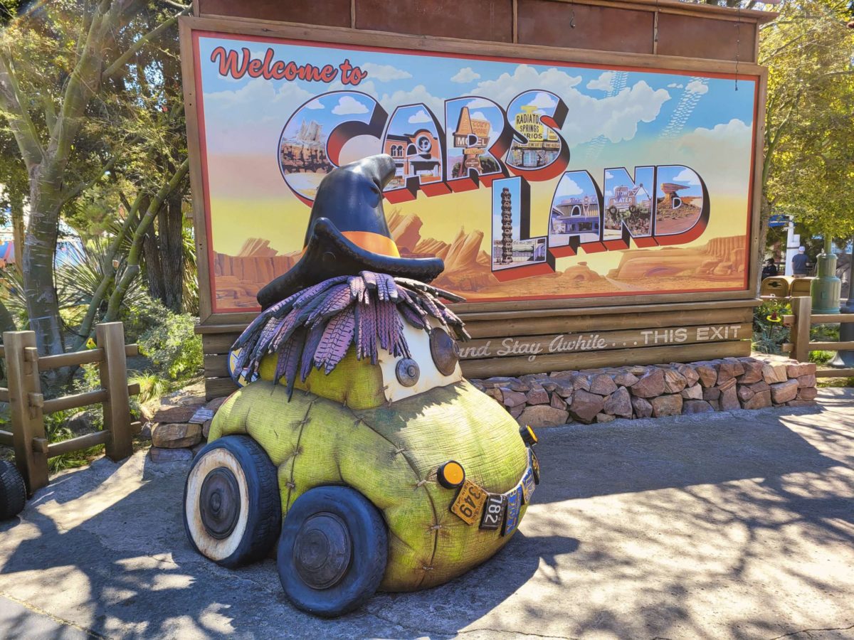 cars-land-welcome-sign-witch-car
