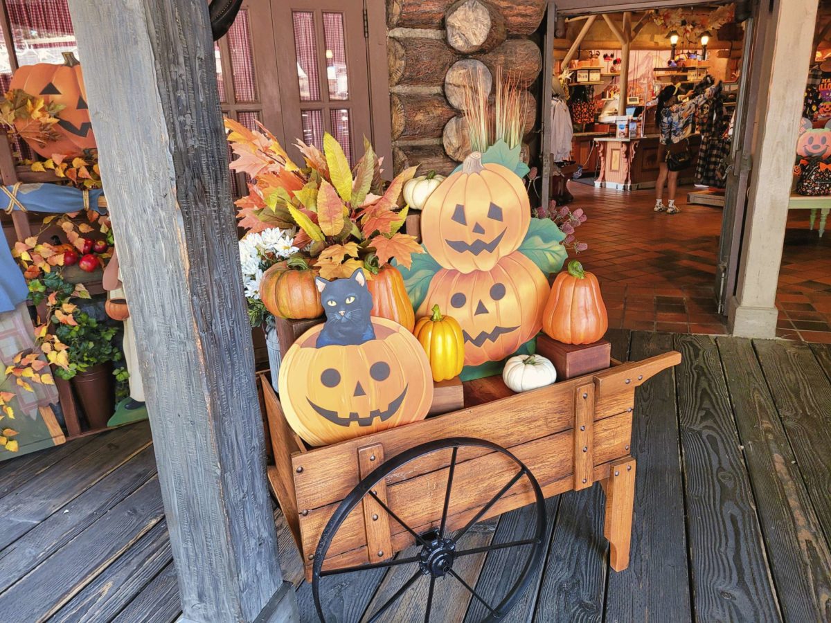 first-fall-decorations-2021-pioneer-mercantile-disneyland-1