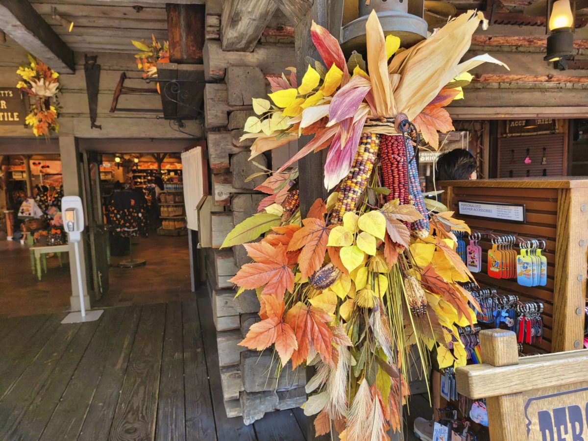 first-fall-decorations-2021-pioneer-mercantile-disneyland-2