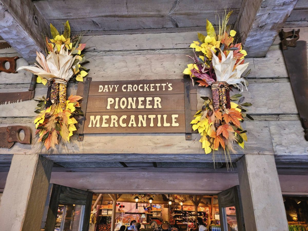 first-fall-decorations-2021-pioneer-mercantile-disneyland-3