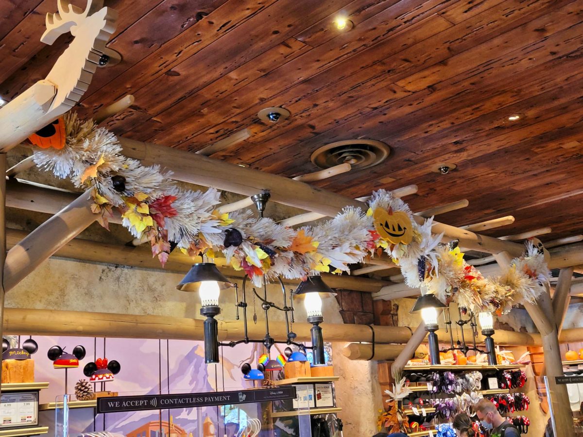 first-fall-decorations-2021-pioneer-mercantile-disneyland-4