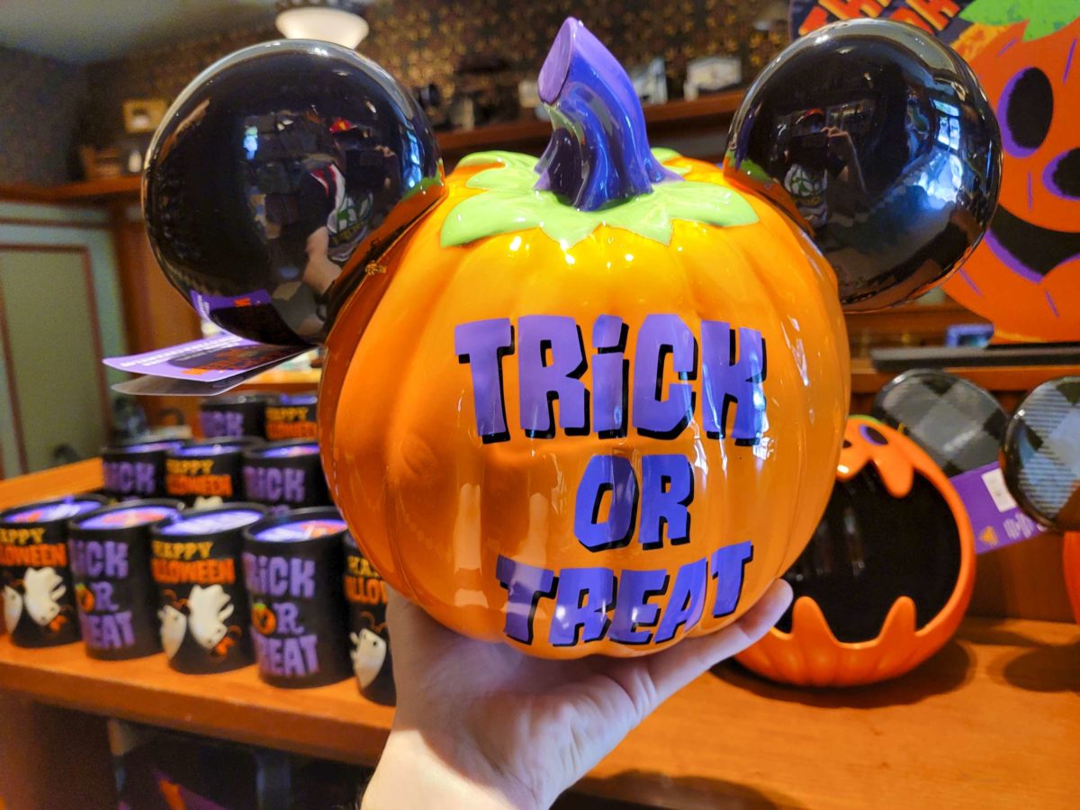 halloween-candy-bowl-mickey-pumpkin