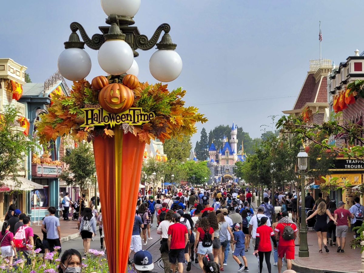 halloweentime-decorations-main-street-with-sleeping-beauty-castle