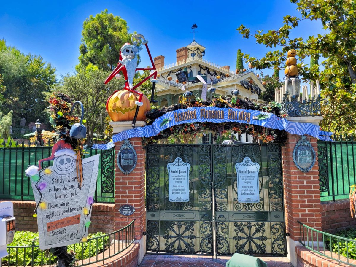 haunted-mansion-holiday-installation-2021-front-gate