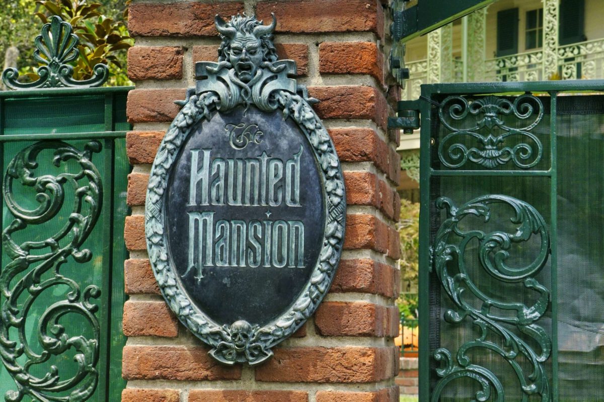 haunted-mansion-sign-with-pumpkin