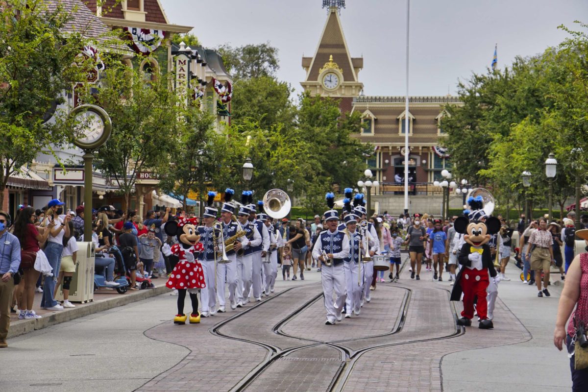mickey-and-minnie-with-disneyland-band