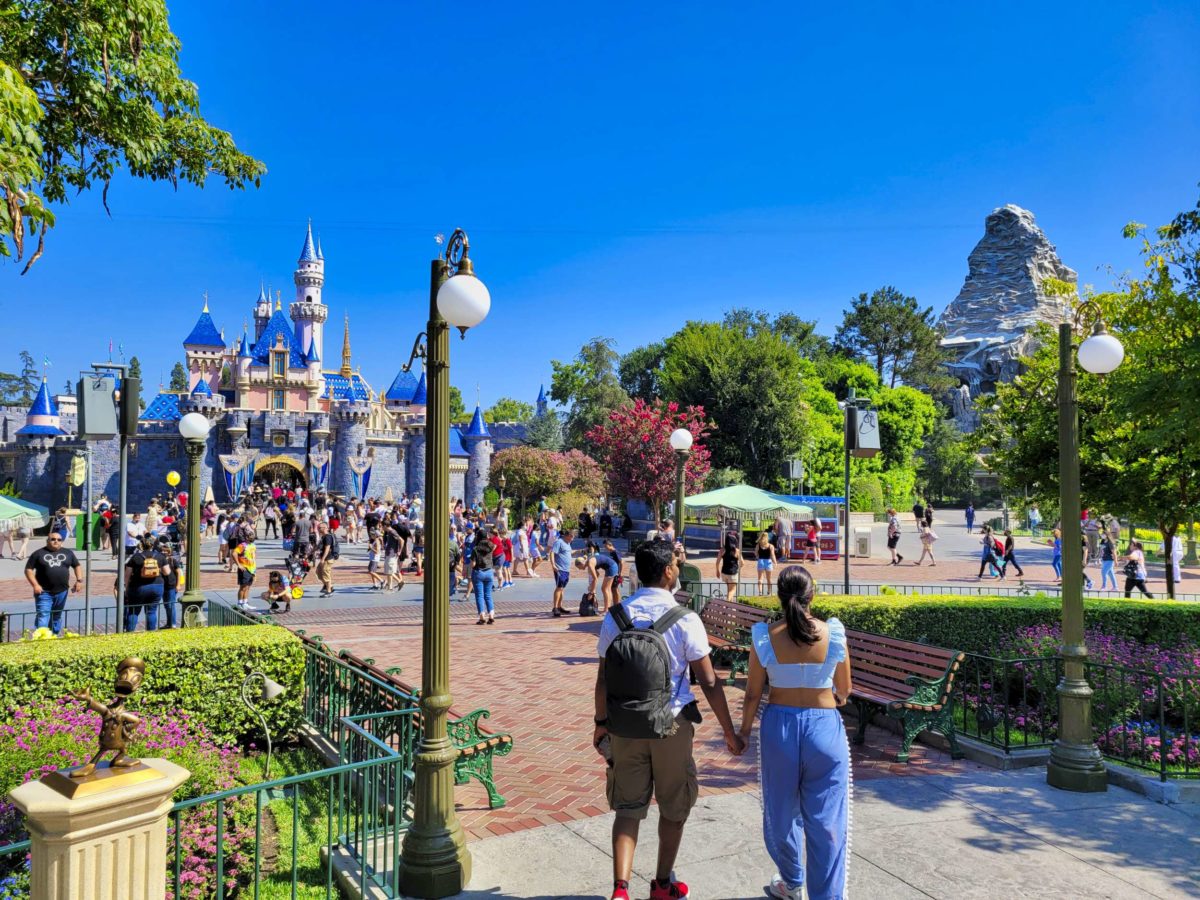 new-lights-at-hub-with-sleeping-beauty-castle-and-matterhorn-day