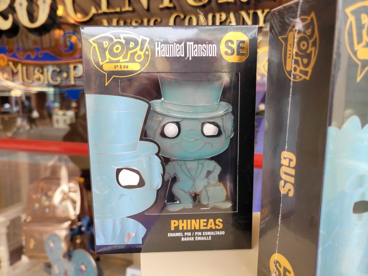the-haunted-mansion-funko-pop-jumbo-hitchhiking-ghost-pins-4-2487418