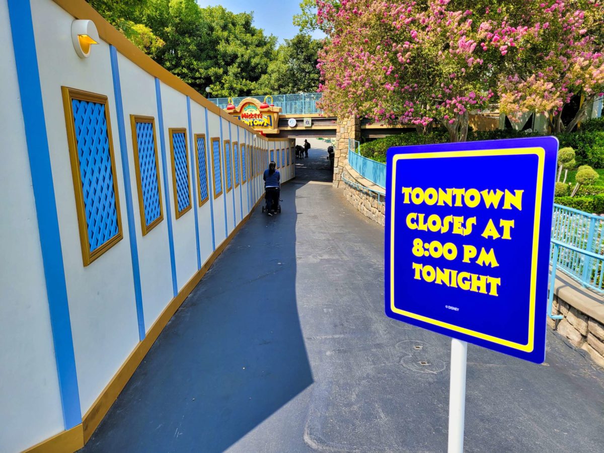 toontown-tunnel-construction-with-sign