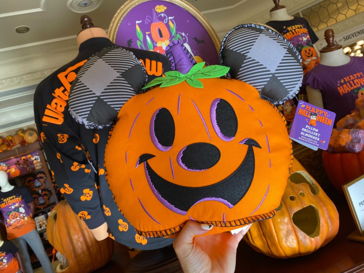 halloween-mickey-jack-o-lantern-hey-pumpkin-pillow-1