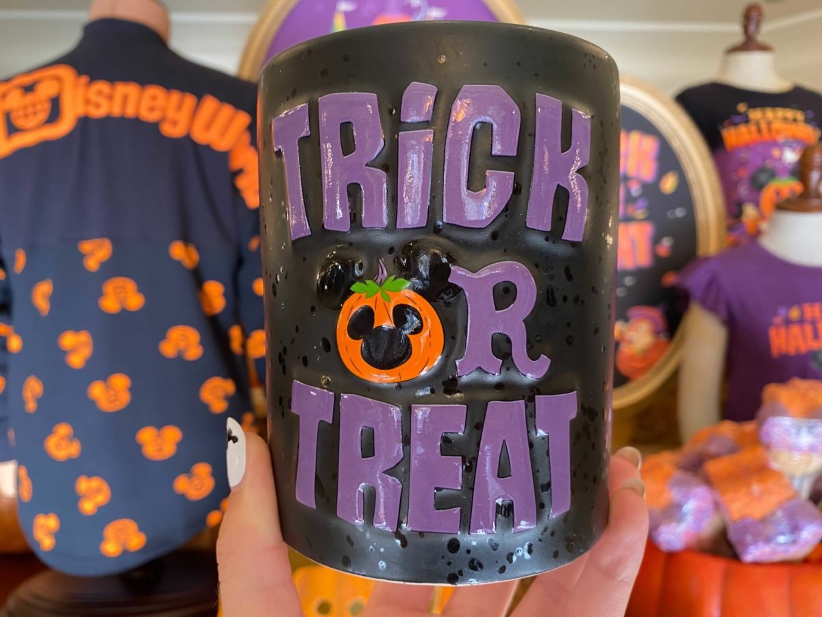 halloween-trick-or-treat-pumpkin-spice-scented-candle-2