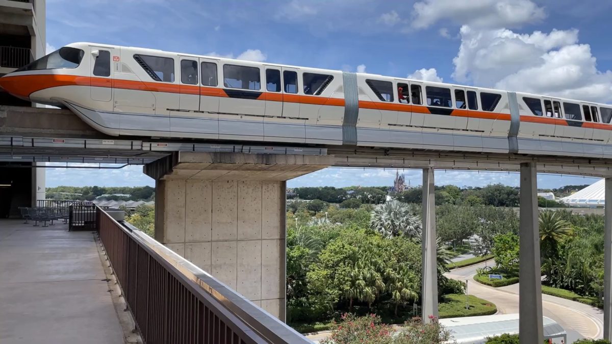 monorail-orange-loses-power-3213310